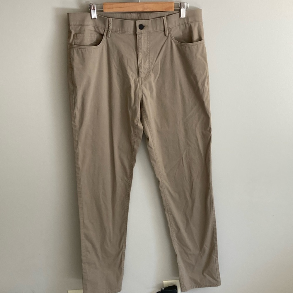 Men’s Haggar Khaki Flat Front Pants, 34x34, Slim Fit Travel 5-pocket